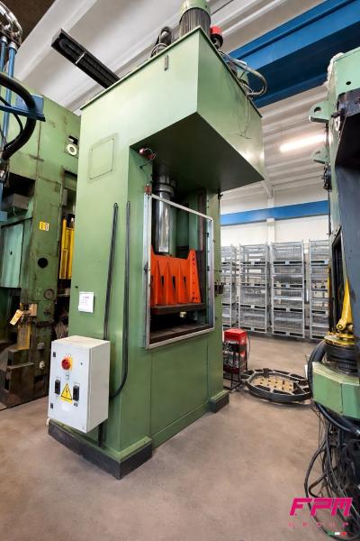 GIGANT 300  Гидравлические двухколонные пресс